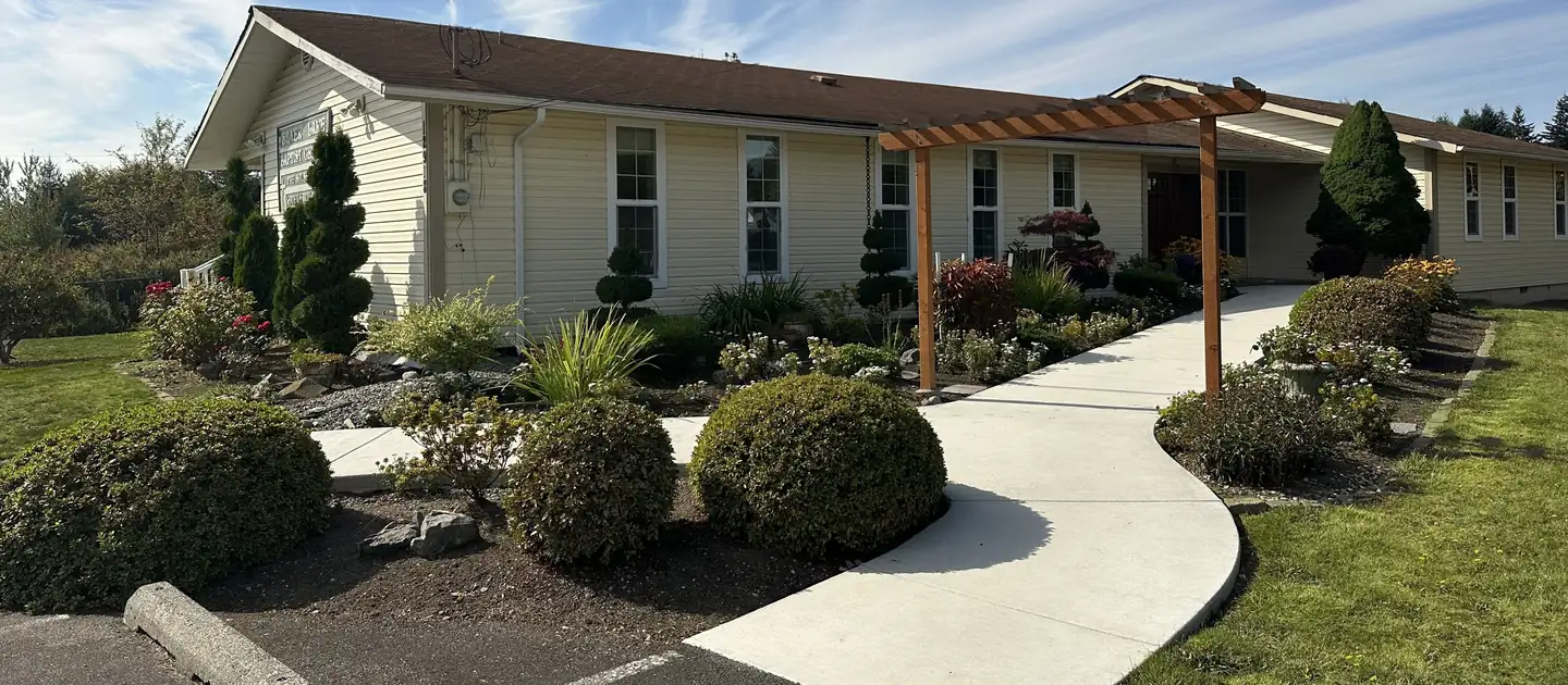 새 예배 처소 Silver Lake Baptist Church 건물과 정원 사이로 난 입구 길